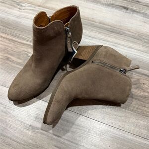 Frye Judith Double Zip Suede Ankle Bootie Taupe Tan Beige Size 6.5 Womens NWOT